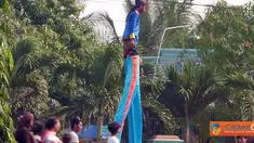 Tradisi khitanan di Desa Bugel Patrol, Indramayu menampilkan arak-arakan meriah disertai dengan "jangkungan" setinggi lima meter dan berjalan mencapai dua meter.  