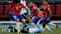 Lionel Messi dijatuhkan oleh Jorge Valdivia dan Arturo Vidal. (REUTERS/Jorge Adorno)