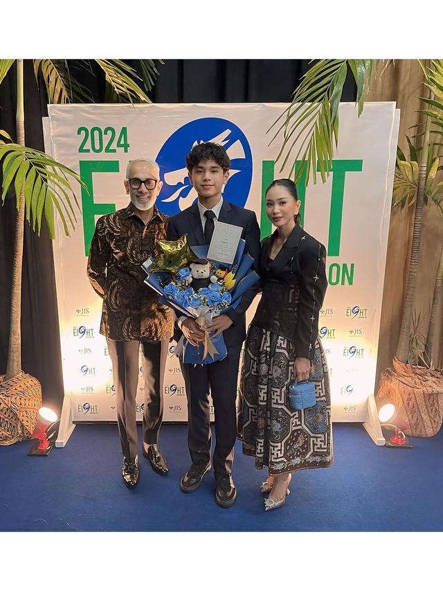 11 Potret Artis Dampingi Anak di Kelulusan Sekolah Tahun 2024, Penuh Rasa Bangga