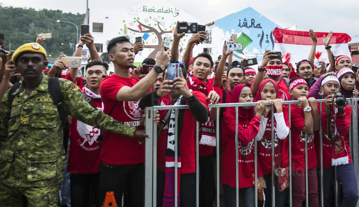 Suporter menyambut kedatangan Timnas Indonesia di Stadion MPS, Selangor, Selasa (22/8/2017). Indonesia akan menghadapi Vietnam pada  laga keempat Grup B SEA Games 2017. (Bola.com/Vitalis Yogi Trisna)
