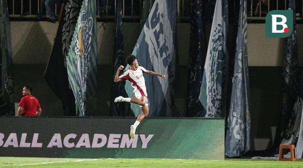 Pemain Garudayaksa FC, Alfin Kelilauw merayakan gol pertama timnya ke gawang PSS Sleman dalam laga final Pegadaian Championship 2025/2026 di Stadion Maguwoharjo, Sleman, Yogyakarta, Sabtu (09/05/2026). (Bola.com/Abdul Aziz)