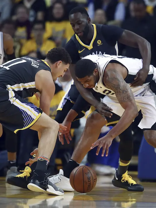 Pemain  Warriors, Klay Thompson dan  Draymond Green berebut bola dengan pemain Spurs, LaMarcus Aldridge (kanan) pada playoffs NBA Basketball di Oracle Arena, Oakland, California, (16/4/2018). Warriors menang 116-101. (AP/Ben Margot)