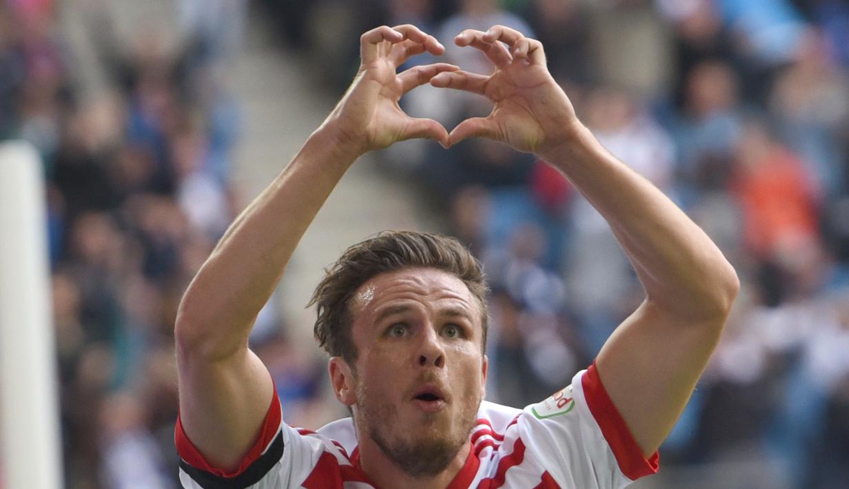 Gelandang Hamburg Nicolai Mueller merayakan gol pertamanya saat bertanding melawan Augsburg pada Divisi Satu Bundesliga di Hamburg, Jerman (20/8). Hamburg menang 1-0 lewat gol tunggal Nicolai Mueller pada menit ke-8. (Daniel Bockwoldt /dpa via AP)