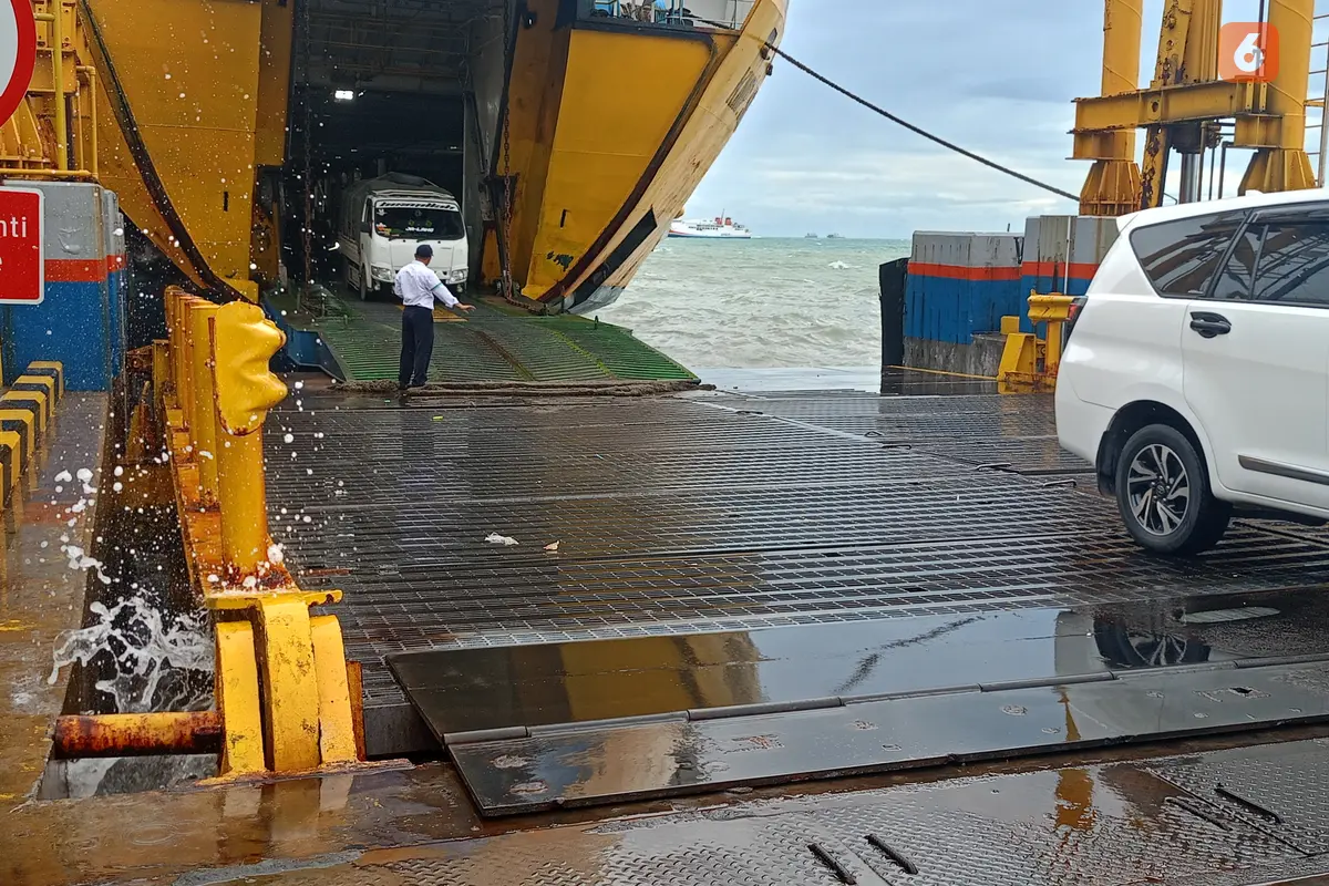 Cuaca Buruk dan Gelombang Tinggi di Pelabuhan Merak. (Sabtu, 09/03/2024). (Yandhi Deslatama/Liputan6.com).