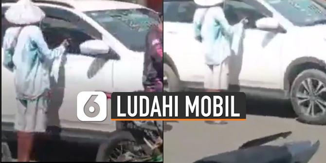 VIDEO: Viral Pengemis Ludahi Mobil Usai Tak Diberi Uang