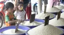 Anak-anak melihat-lihat beras yang dijual di pinggir Jalan Raya Pamulang, Tangerang Selatan, Banten, Jumat (11/12/2020). Jelang Natal dan Tahun Baru 2021, harga beras dipasaran masih normal tidak ada kenaikan. (merdeka.com/Dwi Narwoko)
