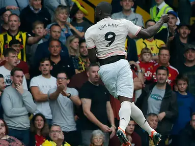 Penyerang Manchester United, Romelu Lukaku berselebrasi usai mencetak gol ke gawang Watford pada pertandingan lanjutan Liga Inggris di stadion Vicarage Road, Inggris (15/9). MU menang tipis 2-1 atas Watford. (AP Photo/Frank Augstein)