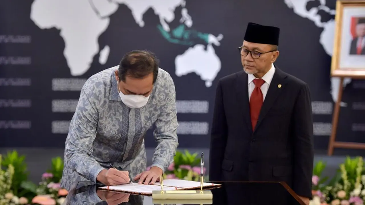 Presiden Joko Widodo (Jokowi) menunjuk Zulkifli Hasan menjadi Menteri Perdagangan. Zulkifli Hasan dalam serah terima jabatan di Kementerian Perdagangan. (Dok. Kemendag)