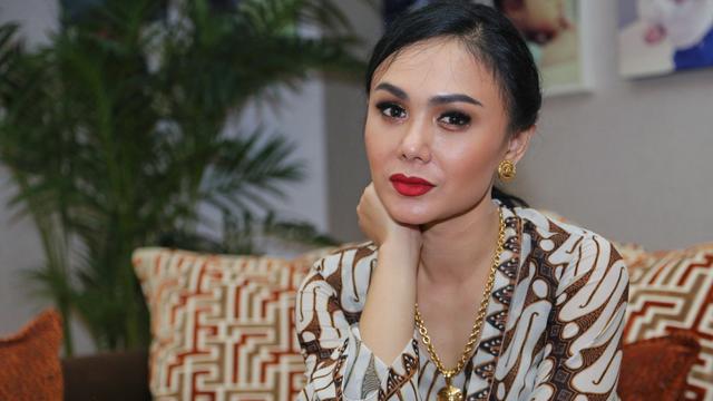 [Bintang] Yuni Shara dan Anaknya