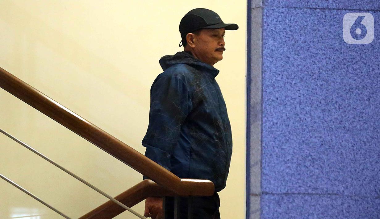 Wali Kota Madiun, Maidi berjalan menuju ruang pemeriksaan di Gedung Merah Putih Komisi Pemberantasan Komisi Pemberantasan Korupsi (KPK), Jakarta, Senin (19/1/2026). (Liputan6.com/Helmi Fithriansyah)