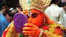 Seorang pemuja Hindu India berpakaian seperti dewa monyet Hanoman bersiap mengikuti festival Jayanti di Allahabad, India (18/10). Festival ini untuk memperingati kelahiran dewa Hindu Hanoman. (AFP Photo/Sanjay Kanojia)