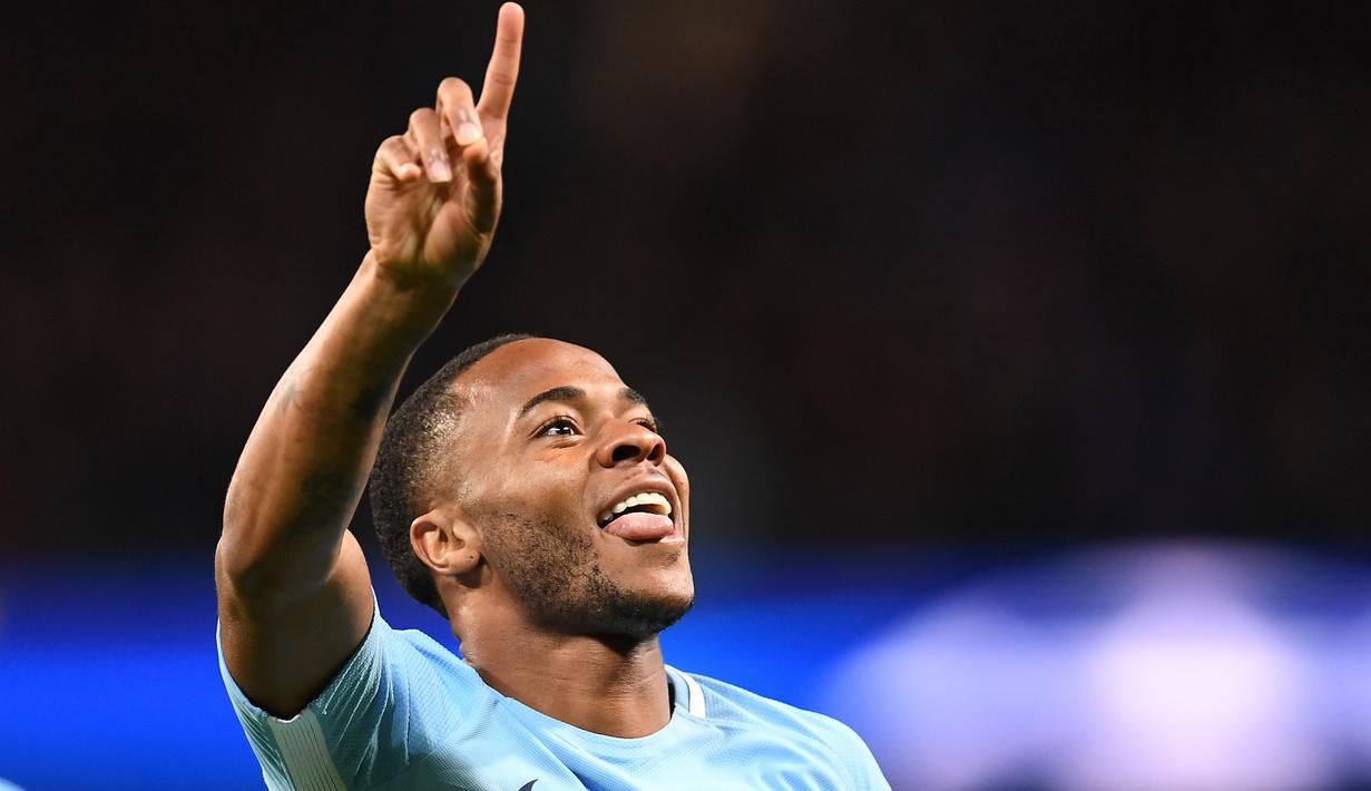Raheem Sterling mencetak gol kedua saat timnya melawan Napoli pada grup F Liga Champions di Etihad Stadium, Manchester, (17/10/2017). City menang 2-1. (AFP/Paul Ellis)