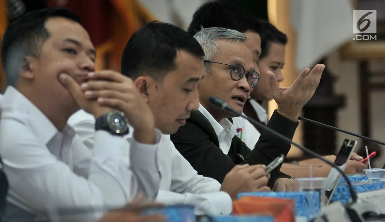 Perwakilan tim kampanye nomor urut 01 mengikuti pengundian zona kampanye rapat umum untuk peserta Pemilu 2019 di Kantor KPU RI, Jakarta, Rabu (6/3). Untuk paslon nomor urut 01 Joko Widodo-Ma'ruf Amin mendapatkan zona B. (merdeka.com/Iqbal S Nugroho)
