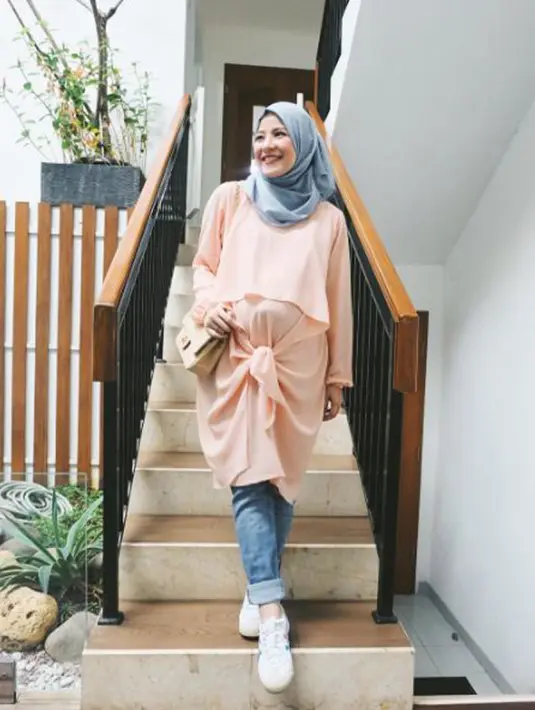 Istri Desta, Natasha Rizki kini juga memutuskan jilbab. Niat Natasha ingin berjilbab bermula kala bermain film layar lebar berjudul Hijab. Sejak saat itu Natasha memutuskan berhijab setelah mendapat dukungan dari suaminya. (instagram.com/natasharizkynew)