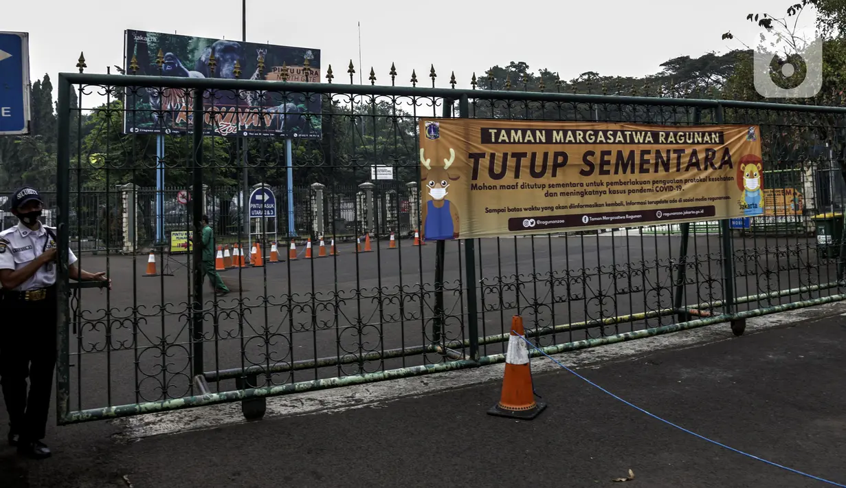Petugas keamanan berjaga di Taman Margasatwa Ragunan, Jakarta, Sabtu (26/6/2021). Taman Margasatwa Ragunan tutup sementara menyusul Pemberlakuan Pembatasan Kegiatan Masyarakat (PPKM) Mikro terkait melonjaknya kasus COVID-19 di Jakarta. (Liputan6.com/Johan Tallo)