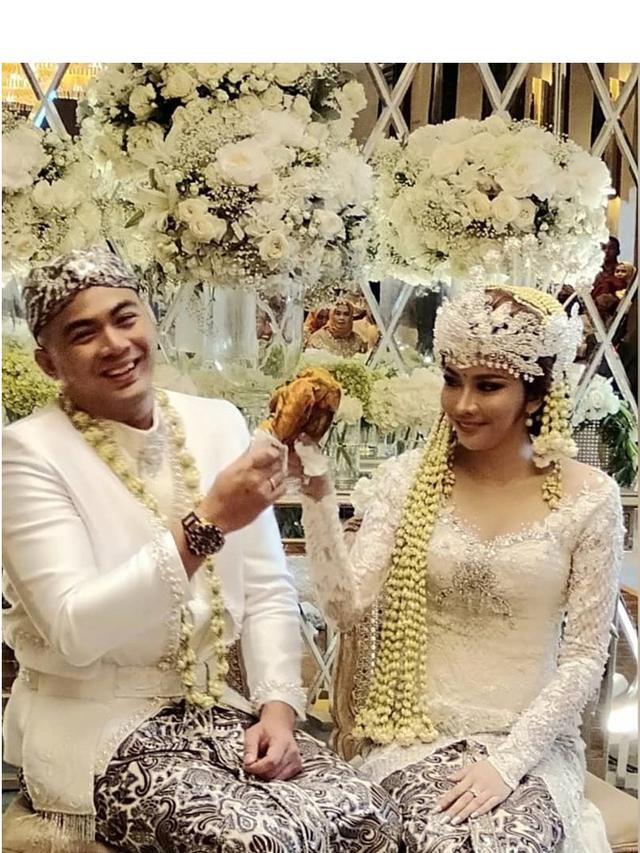 6 Momen Pernikahan Guntur Triyoga dan Apristiyah Devita, Dekorasi Serba Putih