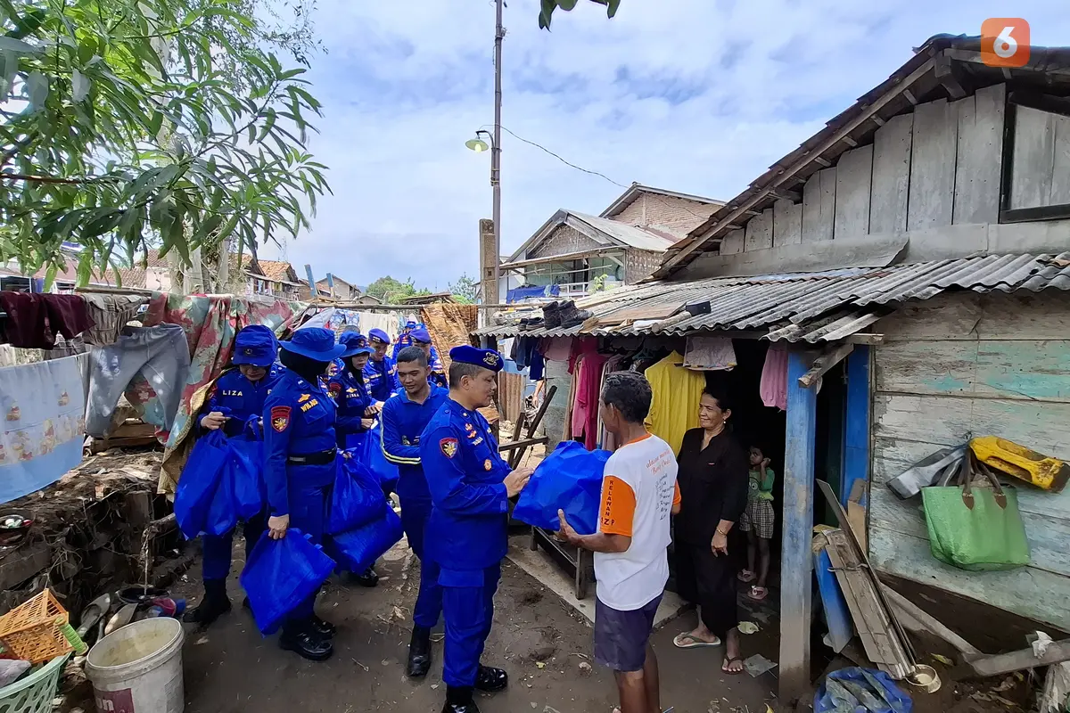 Dit Polairud Polda Lampung menyalurkan bantuan berupa selimut kepada warga Bandar Lampung yang terdampak bencana banjir besar. Foto : (Liputan6.com/Ardi).