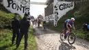 Pebalap Alpecin-Deceuninck, Mathieu Van der Poel memacu sepedanya saat ajang balap sepeda Paris Roubaix 2023 yang menempuh Compiegne hingga Roubaix, Prancis utara, 9 April 2023. (AFP/Anne-Christine Poujoulat)