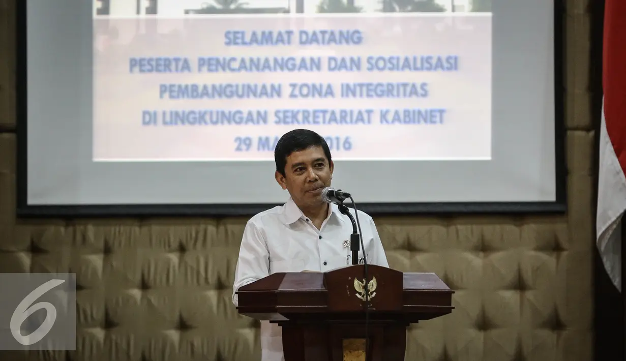 Menpan RB, Yuddy Crisnandi memberikan sambutan saat acara pencanangan pembangunan zona integritas, Jakarta (29/3). Dengan pembangunan zona integritas, maka pelaksanaan kegiatan Kementerian akan dilakukan secara lebih terbuka. (Liputan6.com/Faizal Fanani)