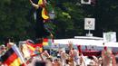Salah satu aksi penjaga gawang Timnas Jerman, Manuel Neuer, saat perayaan kemenangan Der Panzer di Berlin, (15/7/2014). (REUTERS/Thomas Peter)