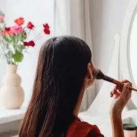 Sunscreen sebaiknya diaplikasikan kembali setiap dua jam, terutama saat berada di bawah sinar matahari. Reapply juga dianjurkan setelah berenang atau berkeringat agar perlindungan terhadap sinar UVA dan UVB tetap optimal. (Foto/Dok: Pexels)