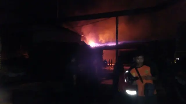 Pabrik Kayu Terbakar Hebat, Api Berkobar hingga 7 Meter