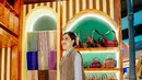 Kahiyang Ayu menjadi contoh bagaimana wastra bisa dipadukan dalam outfit sehari-hari tanpa terlihat kuno. Dengan pemilihan potongan busana yang modern dan pemaduan warna yang pas, kain tradisional bisa menjadi bagian dari gaya hidup generasi muda. [@ayanggkahiyang].