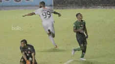 Striker Bali United, Comvalius, melakukan selebrasi usai mencetak gol ke gawang PS TNI pada laga lanjutan liga 1 di Stadion Pakansari, Bogor, Senin (10/7/2017). Bali United menang 4-3 atas PS TNI. (Bola.com/M Iqbal Ichsan)