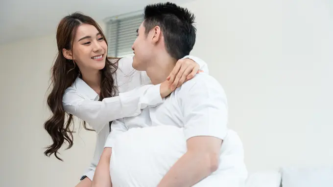 perempuan dan pasangan yang tampak bahagia