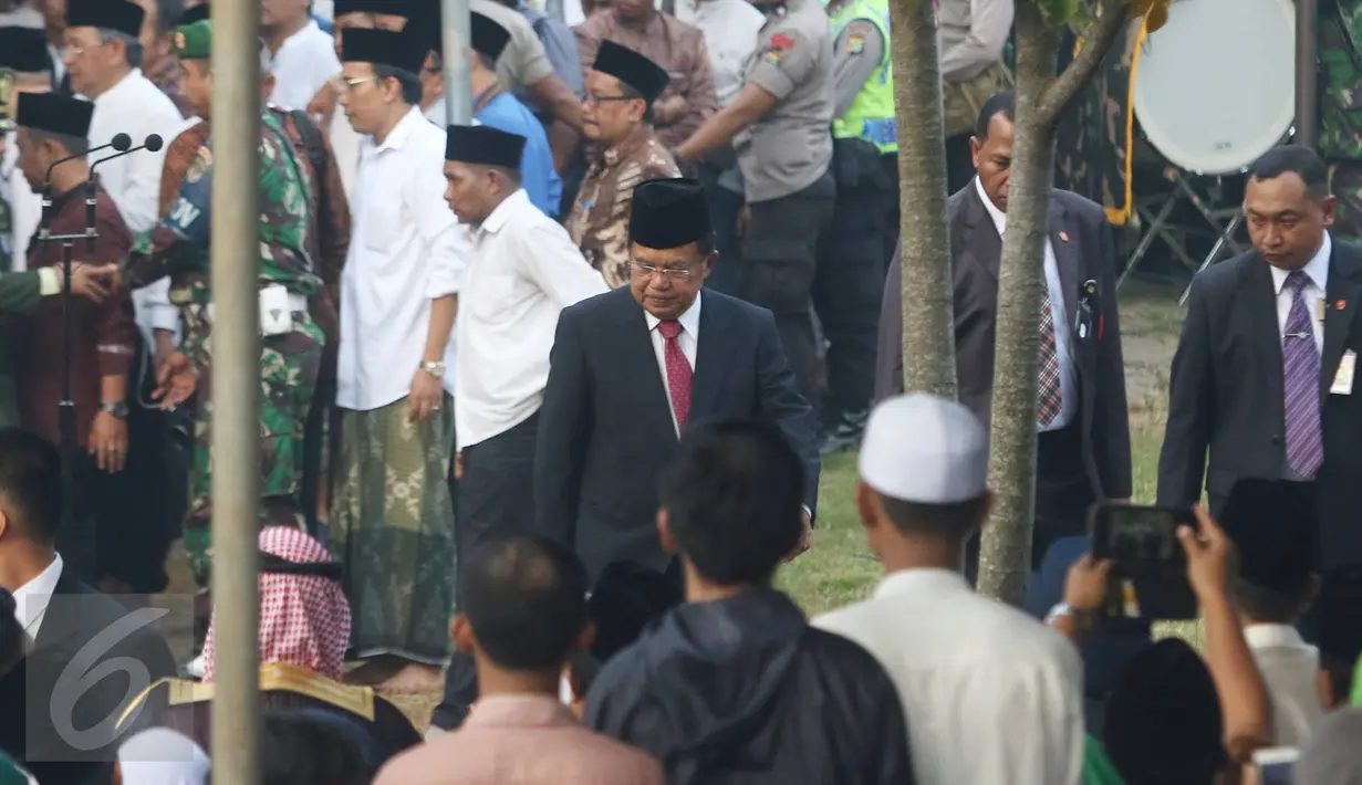 Wapres Jusuf Kalla menghadiri pemakaman Mantan Ketua Umum PBNU KH Hasyim Muzadi di Pondok Pesantren Al Hikam, Depok, Kamis (16/3). KH Hasyim Muzadi mengembuskan napas terakhir pada pukul 06.00 WIB. (Liputan6.com/Immanuel Antonius)