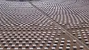 Pemandangan pembangkit listrik tenaga surya di Dunhuang, Provinsi Gansu, China, Minggu (2/9). Panel-panel surya dipasang di hamparan tanah yang disusun menjadi seperti sebuah peternakan penangkap sinar matahari. (STR/AFP)