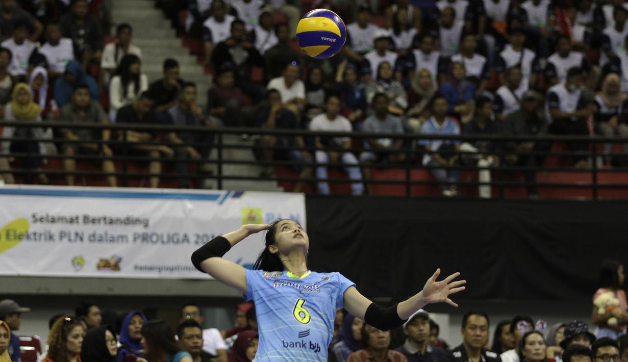 Pevoli Bandung BJB Pakuan, Wintang Dyah, saat menghadapi tim Putri Jakarta BNI 46 dalam ajang Proliga 2019 di GOR Among Rogo, Yogyakarta, Sabtu (23/12). BNI 46 menang 3-1 atas BJB. (Bola.com/Yoppy Renato)