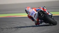 Pembalap Ducati, Andrea Dovizioso hanya bisa finis di urutan ketujuh MotoGP Aragon 2017. (JAVIER SORIANO / AFP)