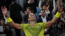 Petenis Spanyol, Rafael Nadal berselebrasi usai mengalahkan Novak Djokovic dari Serbia dalam pertandingan perempat final turnamen French Open 2022 di stadion Roland Garros di Paris, Rabu (1/6/2022). Nadal berhasil melaju ke semifinal usai mengalahkan Djokovic dengan skor 6-2, 4-6, 6-2, 7-6(4). (AP Photo/Christophe Ena)