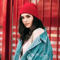 ilustrasi perempuan merah/Photo by christian ferrer on Unsplash