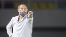 Hasil tiga poin ini bikin pelatih PSS, Dejan Antonic bersukacita. Sejak beberapa pekan terakhir, pria asal Serbia itu diminta untuk mundur dari posisinya karena keterpurukan Super Elja pada seri pertama BRI Liga 1. (Bola.com/Bagaskara Lazuardi)