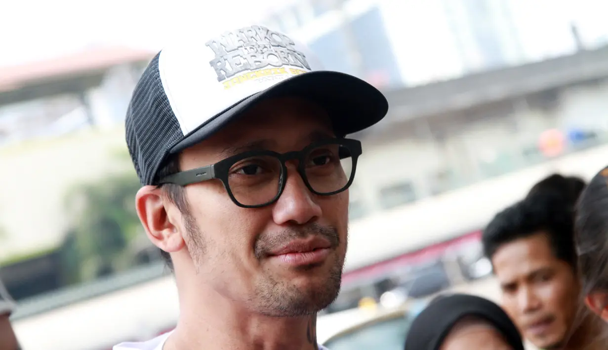 Suasana haru Tora Sudiro kembali bergabung bersama teman dan sahabatnya di rumah produksi Falcon. Kini, Tora Sudiro bersama dengan dua sahabatnya, Vino G Bastian dan Abimana Aryasatya menjalani promo film terbarunya.(Nurwahyunan/Bintang.com)