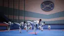 Peserta melakukan tendangan selama demonstrasi taekwondo sebagai bagian dari Kejuaraan Seni Bela Diri Nasional tahunan Mangyongdae di 'Taekwon-Do Hall' di Pyongyang, Korea Utara (9/11). (AFP Photo/Kim Won Jin)