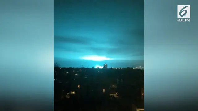 Sebuah trafo meledak di New York, AS. Ledakan menyebabkan munculnya cahaya biru di langit kota New York.