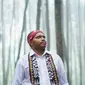 Vlogger asal Papua, Paul Hendri Eria, berbagi arti lagu daerah Apuse. (dok. Instagram @paul_shady/https://www.instagram.com/p/Bq4iRzUhGDk/Dinny Mutiah)