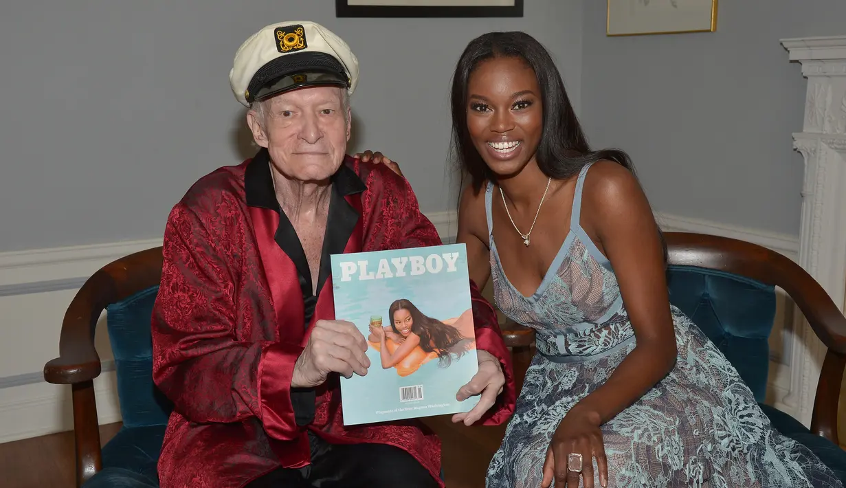 Pendiri Playboy, Hugh M. Hefner foto bersama model, Eugena Washington yang dinobatkan sebagai Playmate of the Year di Playboy Mansion di Beverly Hills, California (11/5). Playboy memutuskan tak lagi memasang foto telanjang. (AFP PHOTO/Charley Gallay)
