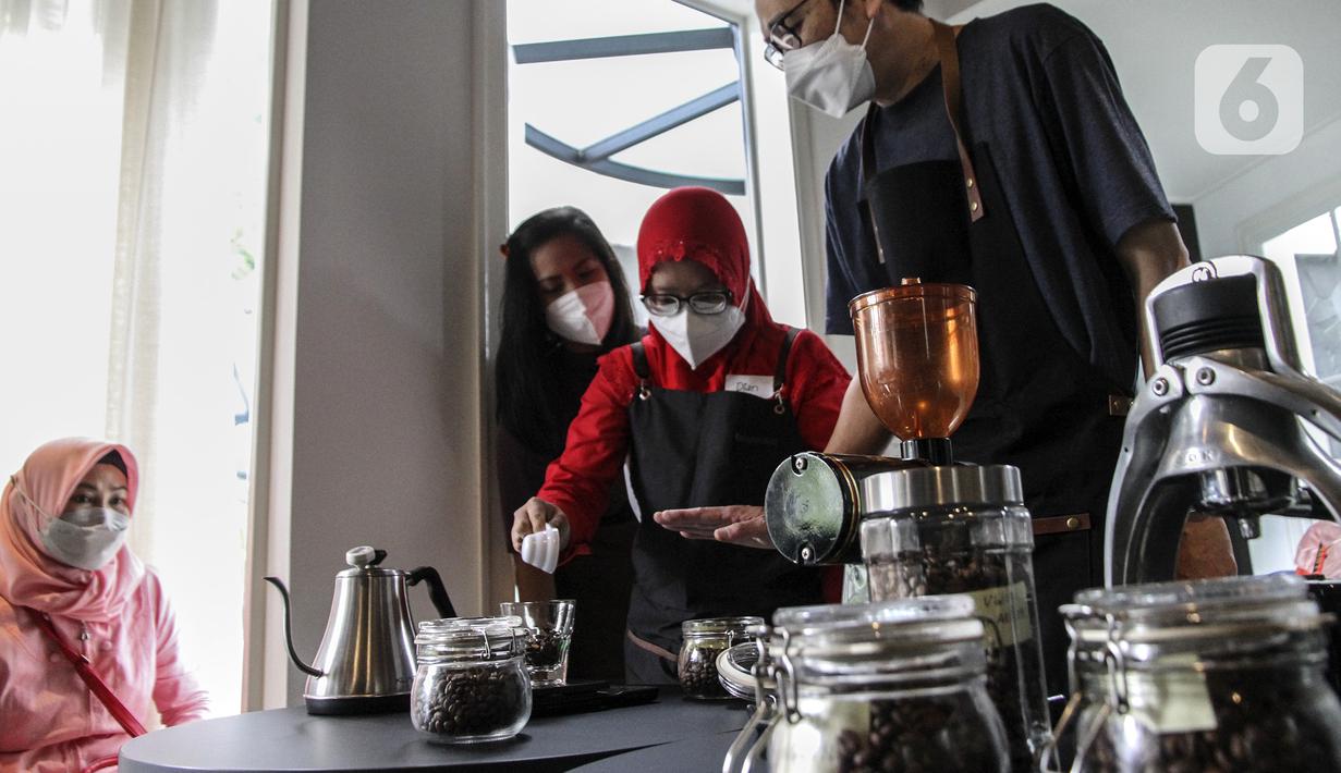 Praktisi (kanan) mengajar pembuatan kopi kepada anak berkebutuhan khusus di The Home, Cilandak, Jakarta, Selasa (11/1/2022). Belajar membuat kopi merupakan salah satu pelatihan khusus yang disesuaikan dari minat anak berkebutuhan khusus setelah selesai pendidikan di SLB. (Liputan6.com/Johan Tallo)