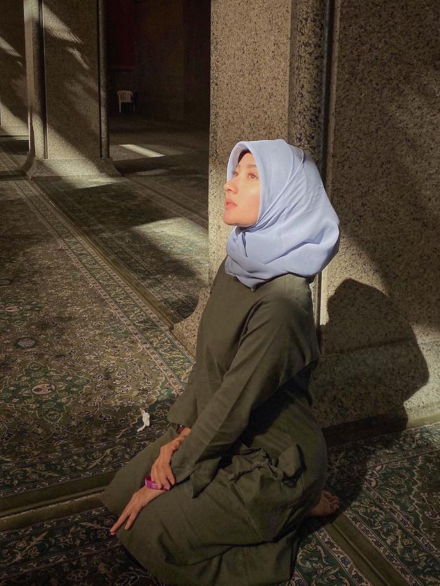Dipuji Makin Cantik, Ini 6 Potret Naomi Zaskia dengan Hijab Saat Umroh