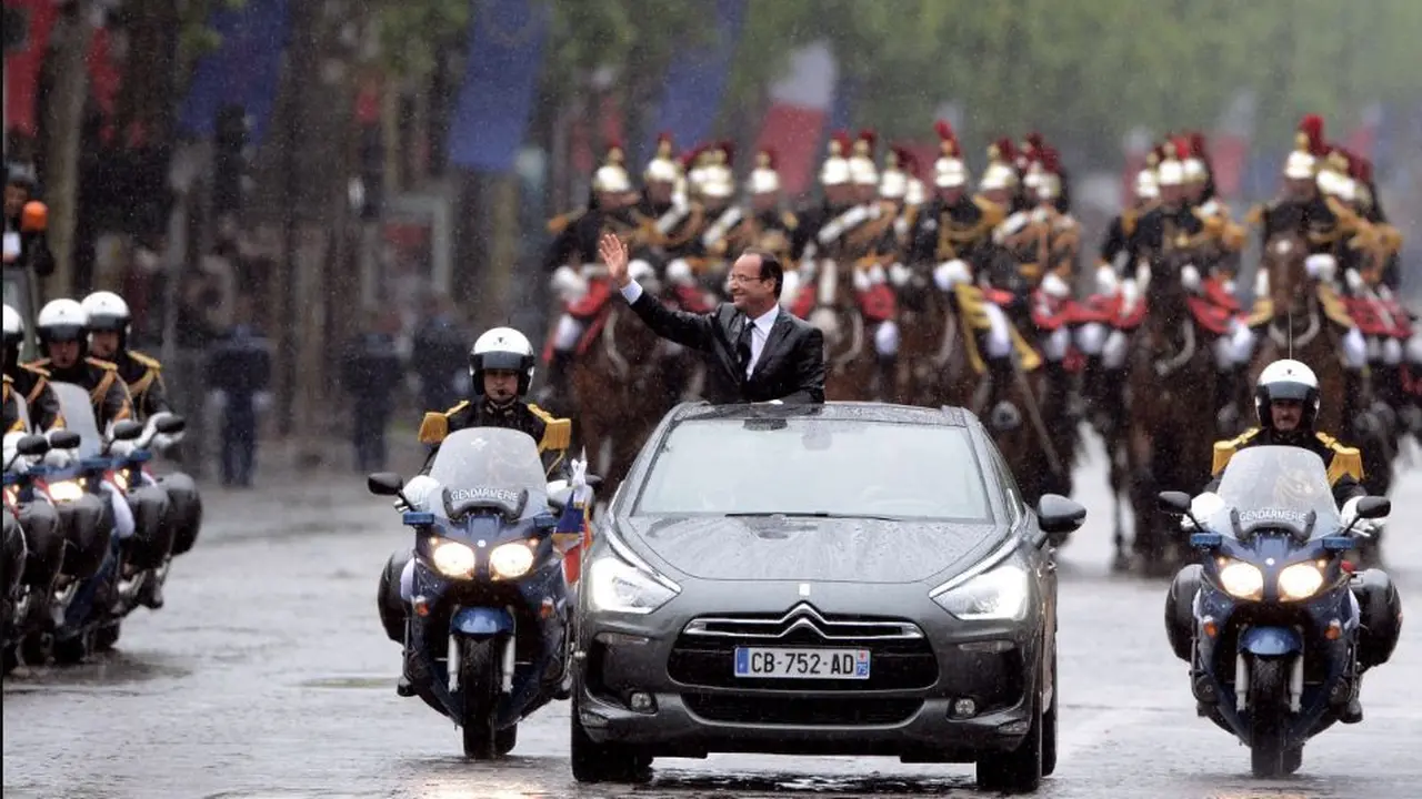 Emmanuel Macron Naik Citroen