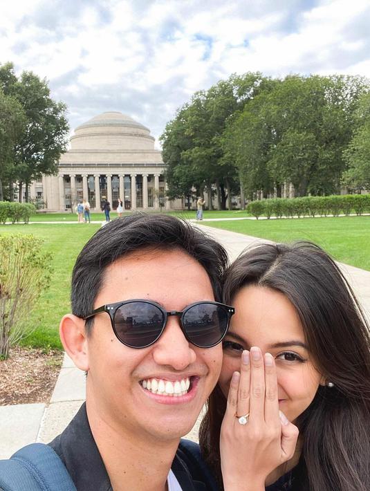 CEO Ruang Guru, Belva Devara baru saja memamerkan momentum romantis dengan sang kekasuh Sabrina Anggraini. (Foto: Instagram/@SabrinaAnggraini).