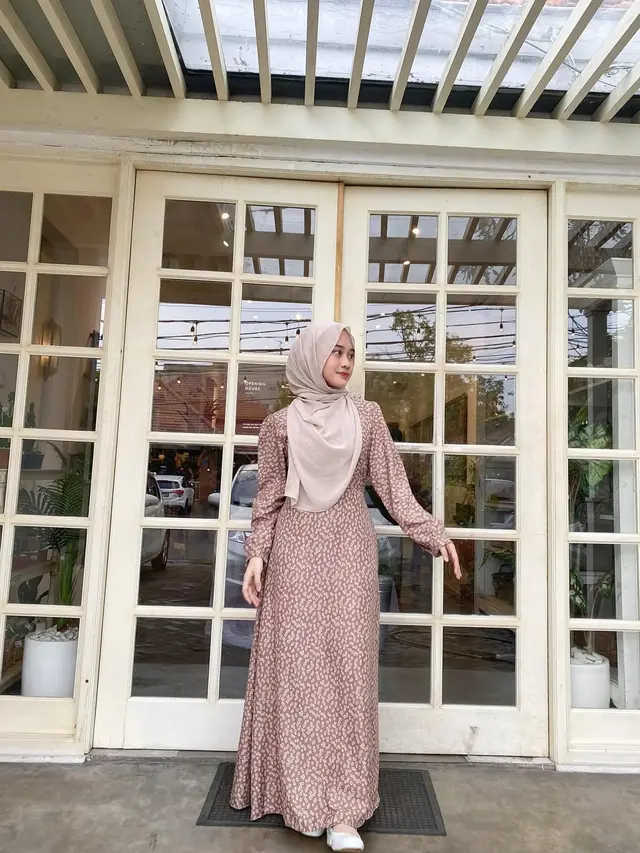Inspirasi Model Gamis ala Khansa Mariska Istri Gus Azmi, Tampil Syar'i tapi Tetap Kekinian