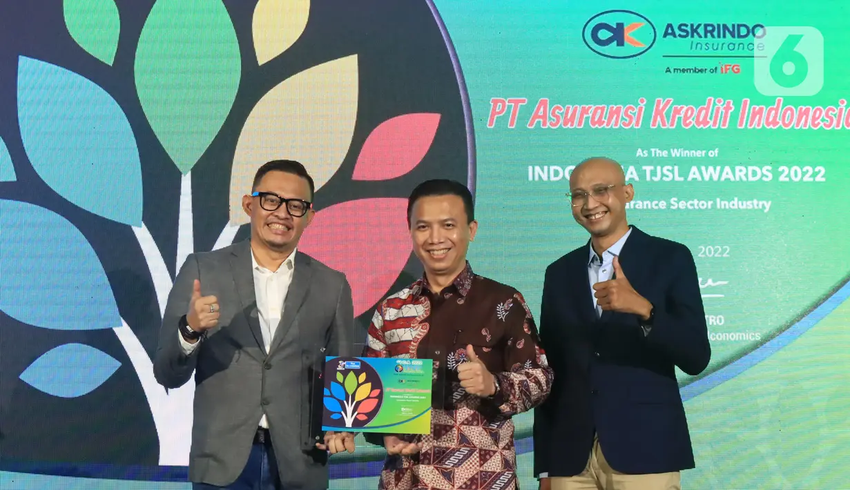 (Ki-Ka) Founder & CEO The Iconomics Bram S. Putro, Direktur Kepatuhan SDM dan Manajemen Risiko Askrindo Kun Wahyu Wardana dan Pemimpin The Iconomics Arif Hatta foto bersama usai penghargaan Indonesia CSR & TJSL Award 2022 di Jakarta. Askrindo meraih penghargaan Indonesia CSR & TJSL Award 2022 Kategori Insurance Sector Industry 2022. (Liputan6.com/HO/Askrindo)