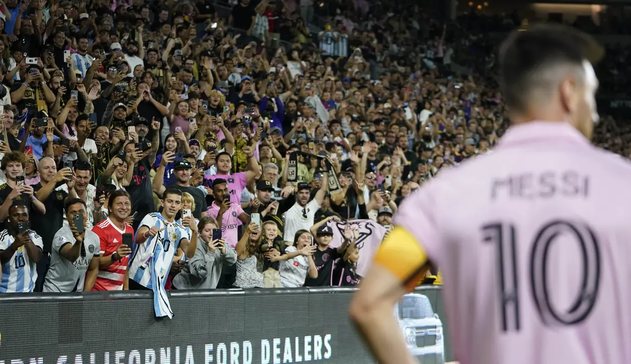 <p>Chueko bahkan berhasil menangkap si penerobos lapangan sebelum petugas lapangan datang. Dia kemudian menyerahkan fans tersebut kepada steward untuk dibawa keluar lapangan. (AP Photo/Ryan Sun)</p>