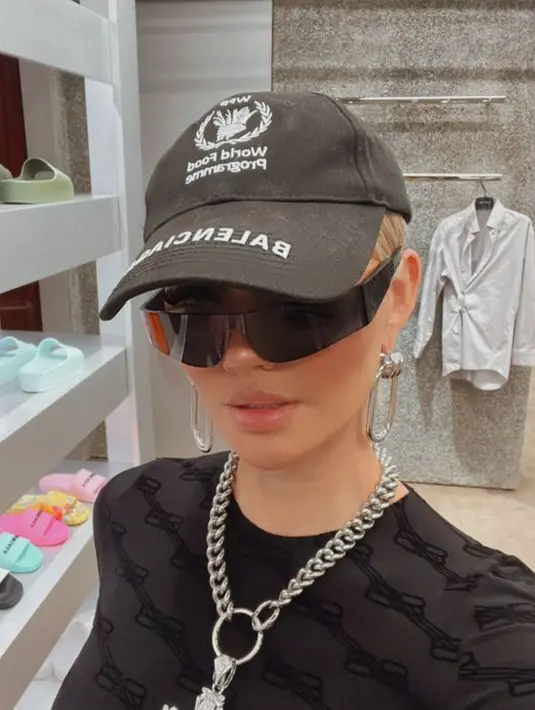 Bukan hasil oplas, Agnez mengaku kalau dirinya memang senang menggunakan filter saat menggunakan kamera handphone-nya akhir-akhir ini. (instagram.com/agnezmo)