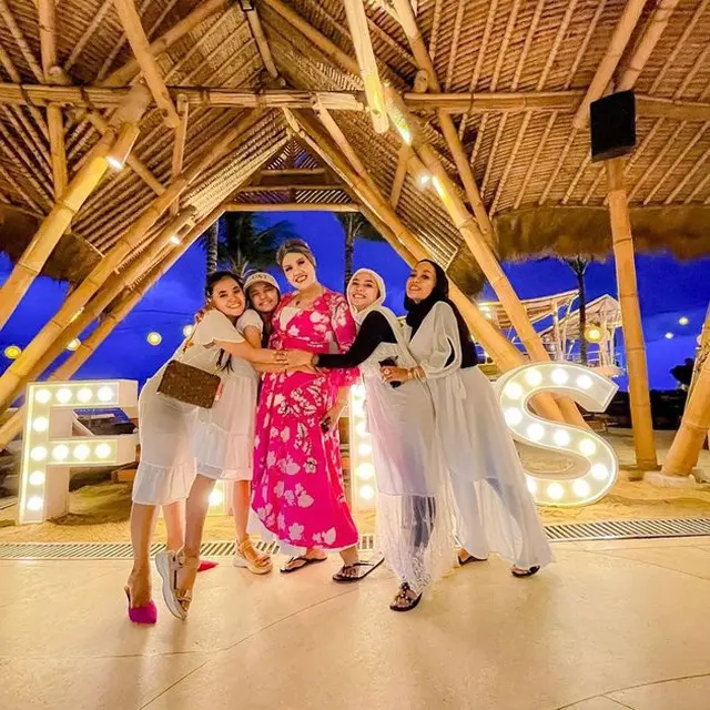 Elly Sugigi Adopsi Anak, Ini 6 Potret Ocha Piliang Putri Angkatnya